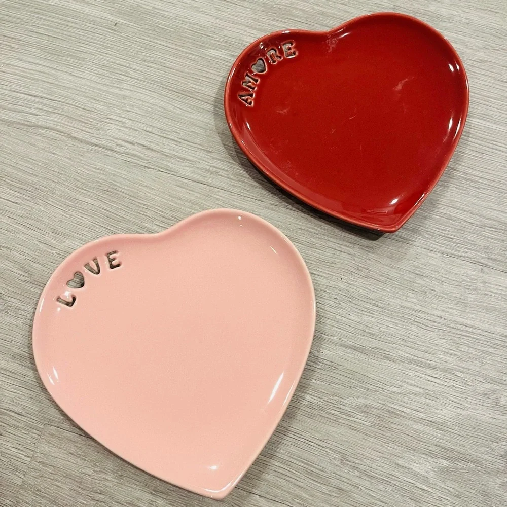 ❤️ Williams Sonoma Valentine heart shaped plates ❤️